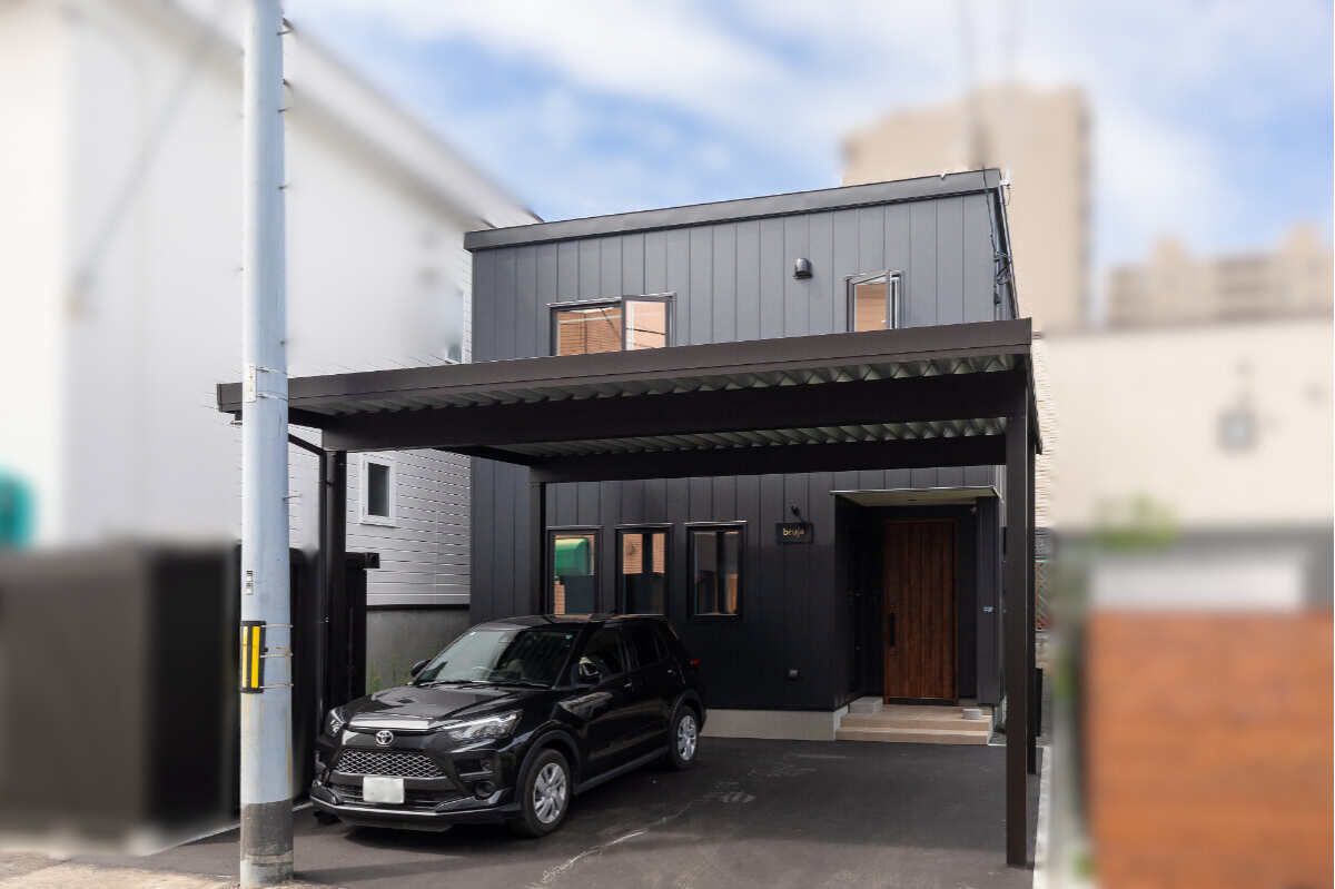 グレー×木目×ブラックで魅せる大人モダンスタイルの家｜O様邸