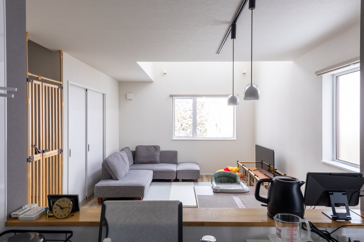 キッチンから見えるリビング