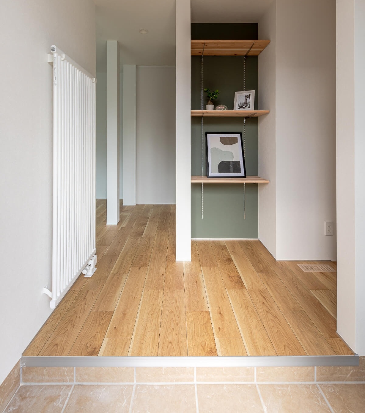 アルミ巾木と玄関框でスタイリッシュに